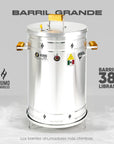El Asador de Barril Grande (38 Libras) de Humo Barriles es un equipo de alta capacidad fabricado en acero inoxidable con una altura de 93.3 cm, un ancho de 60.2 cm y un área interna de cocción de 41.0 cm