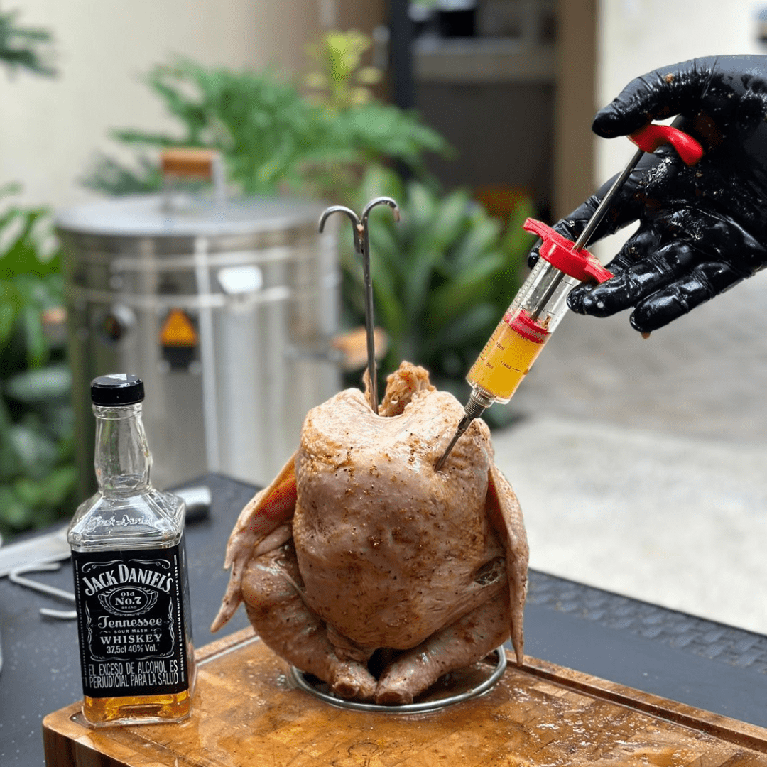 ACCESORIO PARA POLLO SENTADO
Pollo sentado en accesorio adobado con jeringa 