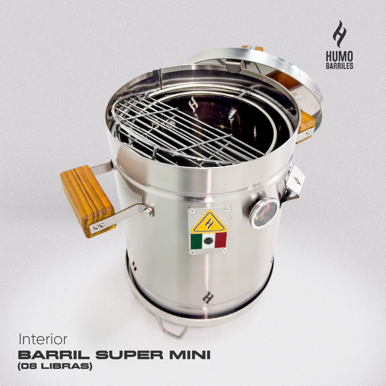 Humo Barril 8L Interior con tapa colgada en el barriL y parrilla abatible