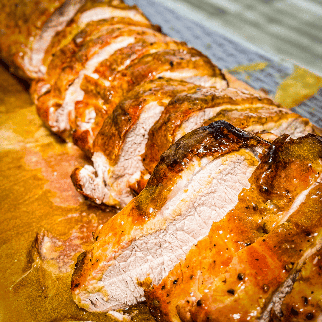 Lomo de Cerdo al  Humo Barril recién preparado y cortado para servir 